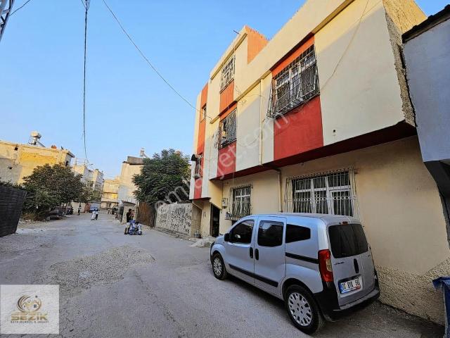 Gülbahçesi Mh Kanala Varmadan Sağda 2.5 Katlı Müstakil Ev