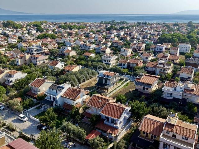 Gülkent Sitesinde 290 M² Arsa İçinde Denize 600m Bahçeli Villa
