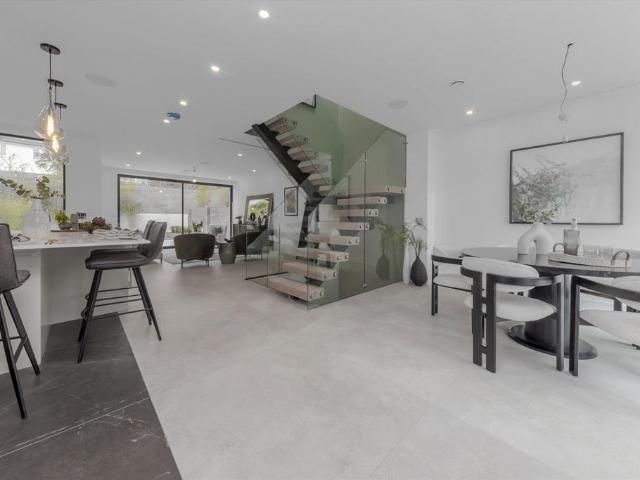 Gulliver Place, London N10 5 bed semi detached house to rent £8,495 pcm £1,960 pw