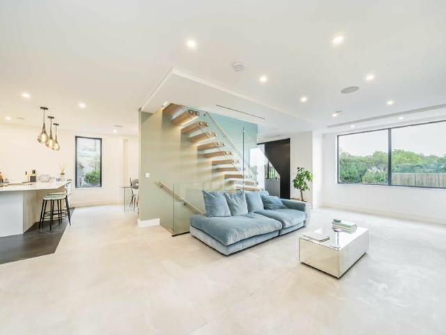 Gulliver Place, Muswell Hill, London 4 bed mews to rent £8,495 pcm £1,960 pw