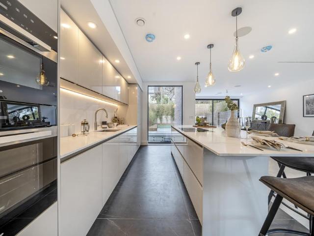 Gulliver Place, Muswell Hill, London. 4 bed semi detached house to rent £8,495 pcm £1,960 pw