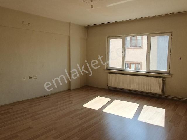 Güllük Mah. Collesium Yakınında Çift Balkon Satılık 2+1