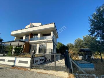 Güre’de Deniz Manzaralı 4+1 Sıfır Müstakil Villa – 3 Banyo, 200 M² Bahçe, Kat Kaloriferli