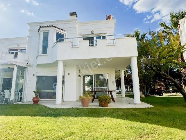 Güre'de Denize Sıfır Havuzlu Sitede Satılık Villa