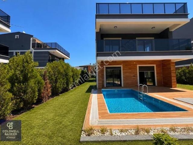 Güre'de Mustakil Havuzlu 5+1 Satılık Villa