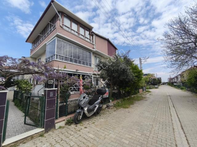 Gürkan Emlak Denize 100mt. Eşyalı Doğalgazlı 4+1 Teraslı Triplex