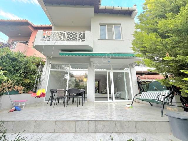 Gürpınarda Denize Yakın Geniş Bahçeli 4+1 Satılık Villa