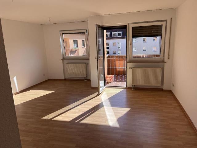 Gut aufgeteilte 3 Zimmerwohnung Balkon Wanne/Dusche TG Stellplatz Aufzug Bj. 1990