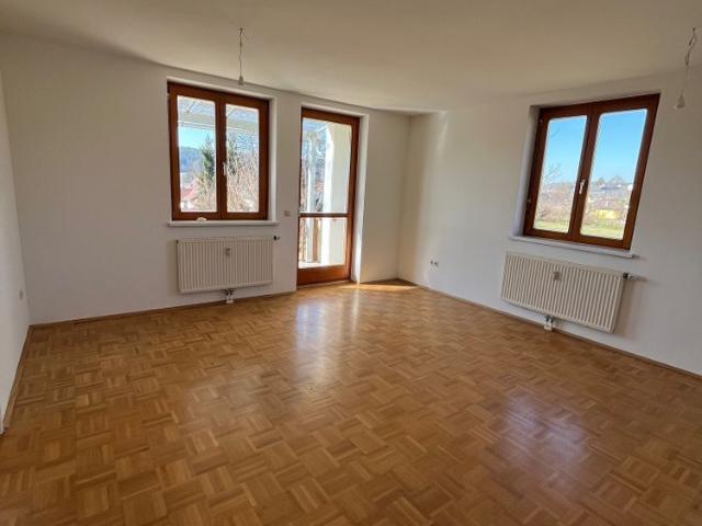 Gut aufgeteilte 4 Zimmer Wohnung mit Balkon und Carportparkplatz