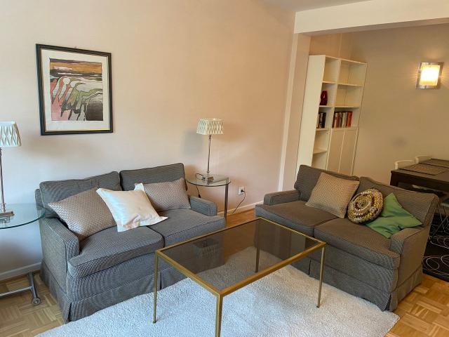 Gut ausgestattete 2 Zimmer Wohnung mit Balkon in bester Lage, Dusseldorf Amsterdam Apartments for Rent