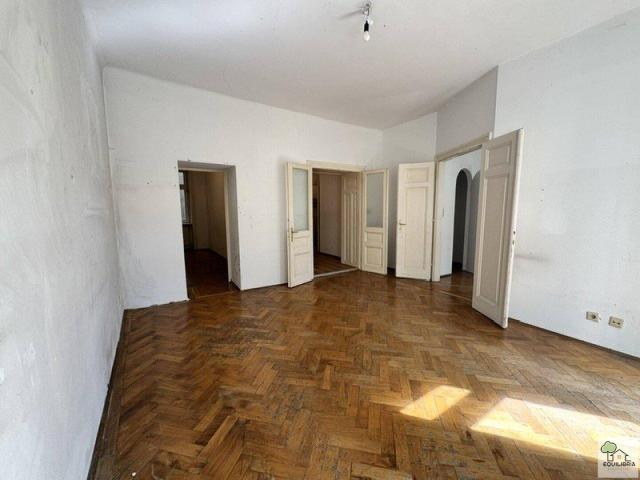 Gut geschnittene Altbauwohnung mit Balkon in begehrter Lage des 5. Bezirks – großes Potenzial zur individuellen Gestaltung !
