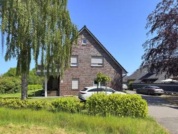 Gut geschnittene Dachgeschosswohnung mit Balkon und Carport in Großefehn Holtrop