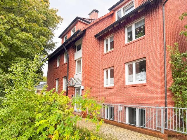 Gut geschnittene Dachgeschosswohnung mit drei Zimmern, Loggia und Stellplatz