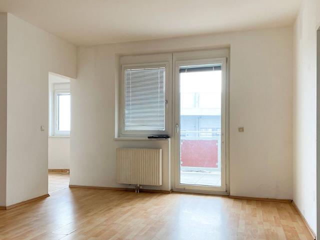 Gut geschnittene Familienwohnung im 1. OG mit Loggia