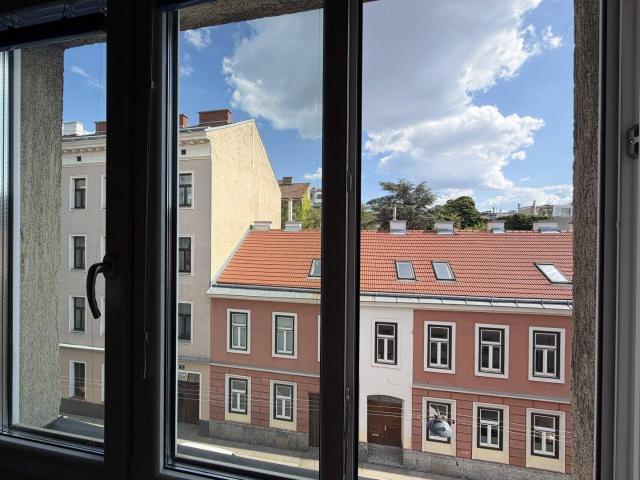 NEU* Gut geschnittene, sanierungsbedürftige Eigentumswohnung mit Lift und großem Gestaltungspotenzial in Meidling