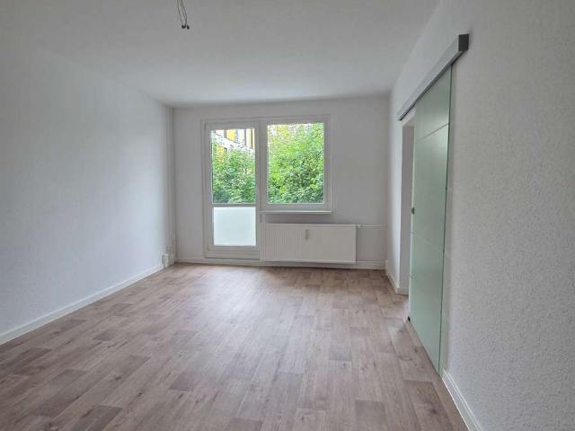gut geschnittene 2 Raum Wohnung mit Balkon und Wannenbad mit Handtuchheizung