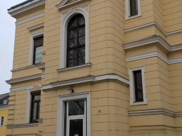 Gut geschnittene 2 Zimmer Wohnung in zentraler und doch ruhiger Lage mit möblierter Küche in Ried