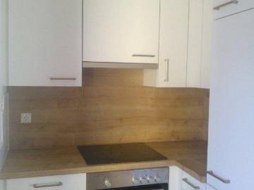 Gut geschnittene 2 Zimmer Wohnung in zentraler und doch ruhiger Lage mit möblierter Küche in Ried