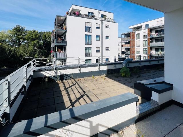 Gut geschnittene 2 Zimmer Wohnung mit großer Dachterrasse in F Unterliederbach!