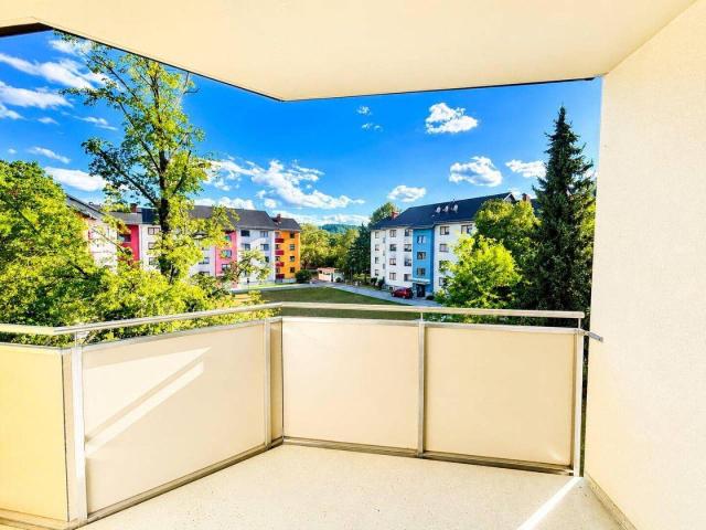 Gut geschnittene 2 Zimmer Wohnung mit Loggia, extra Küche und PKW Stellplatz