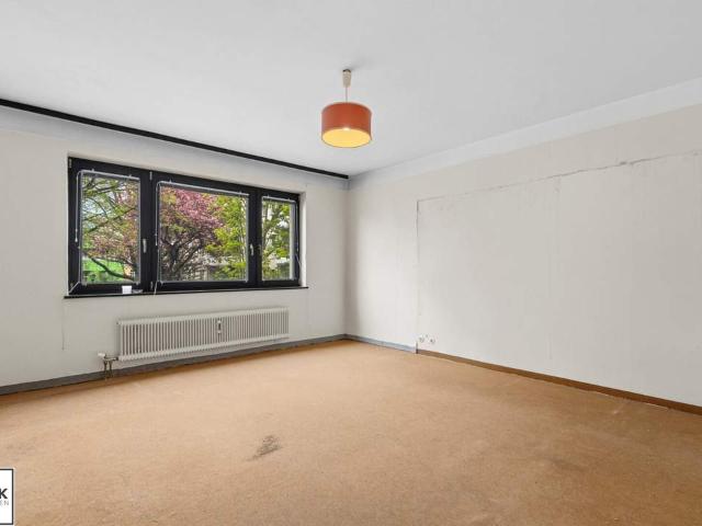 Gut geschnittene 2 Zimmer Wohnung mit separater Küche nahe Bahnhof Liesing – sanierungsbedürftig