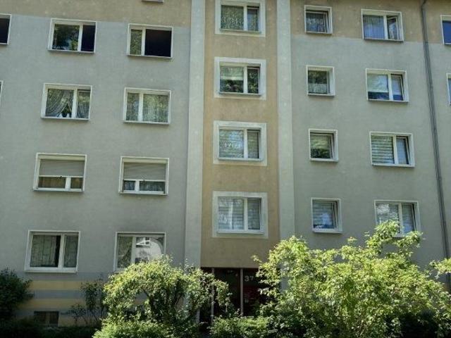 Gut geschnittene 3 Zimmer Wohnung im 3. OG mit Loggia