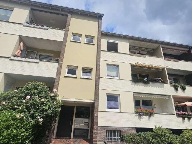 Gut geschnittene 3 Zimmer Wohnung mit Balkon und Garage.