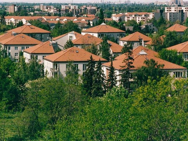 Gut geschnittene 3 Zimmer Wohnung mit Balkon und Einbauküche in ruhiger Lage von Berlin Rudow
