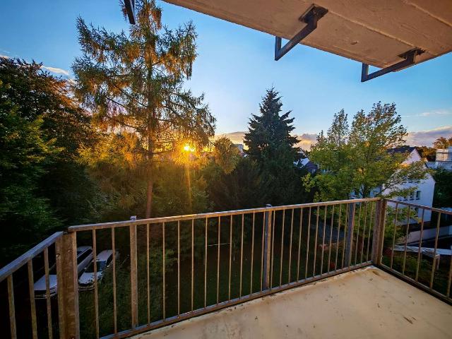 Gut geschnittene 3 ZKB mit neuem Boden und Balkon am Dornbusch!