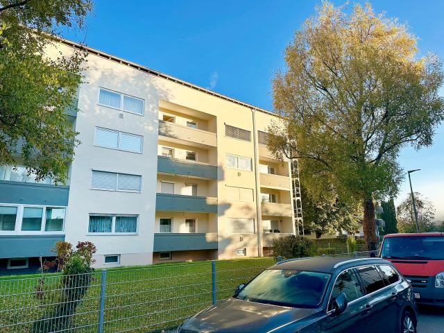Gut geschnittene 4 Zimmer Wohnung mit Balkon und Einbauküche!