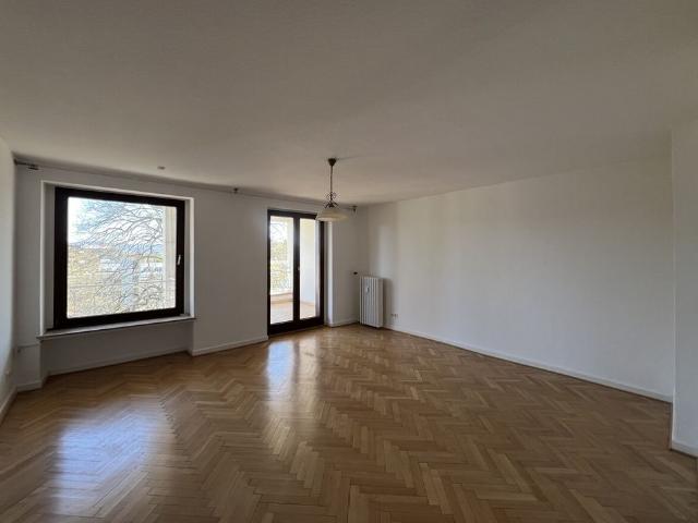 Gut geschnittene 4 – Zimmer Wohnung mit großzügigem Balkon mit Weitblick!