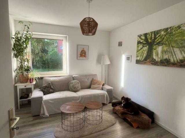 gut geschnittenes helles Zimmer in Wohngemeinschaft in heller Wohnung