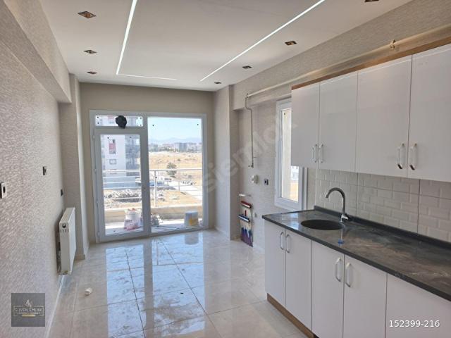 GÜVEN EMLAK'TAN YEŞİLYURT YOLU ÜZERİ FULL YAPILI ARAKAT DAİRE