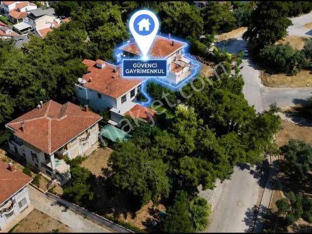 Güvenci'den Evka 3 Profesörler Sitesi Yakını,5+2,satılık Villa