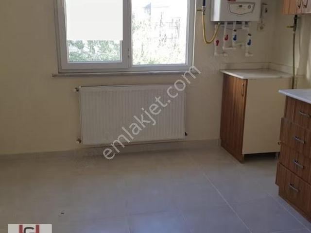 Güvenevler Mah'de Aile Apartmanında 2+0 Kiralık Daire