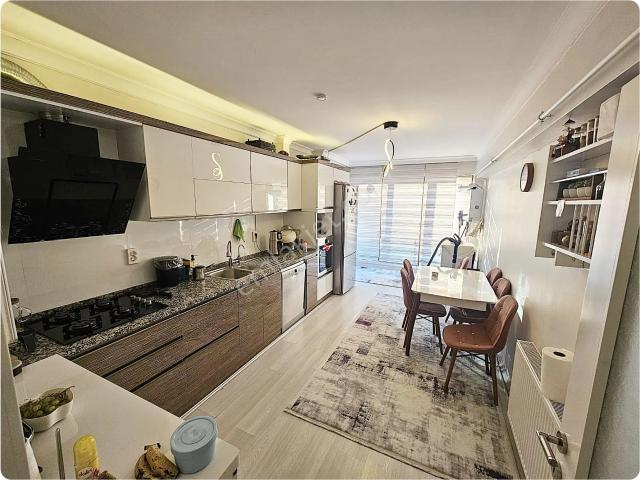 Güventepede Veysel Şatıroğlu Cadde Üstü İki Bloklu Sitede Ful Yapılı Satlık 3+1 Daire