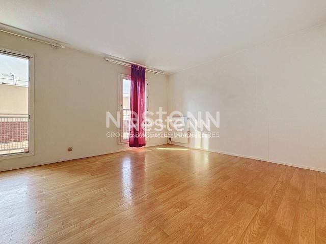 Guyancourt: Grand studio de 31 m² à louer avec balcon et parki