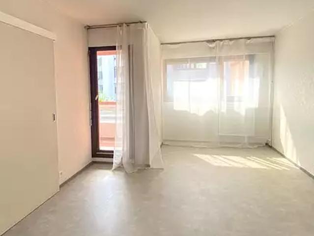 Guyancourt 78280 Location appartement 1 pièce t1 au dernier étage parking