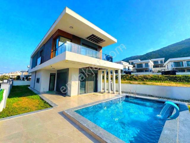 Güzelçamlıda 380 M2 Arsa İçinde Özel Havuzlu Tek Müstakil Sıfır Villa