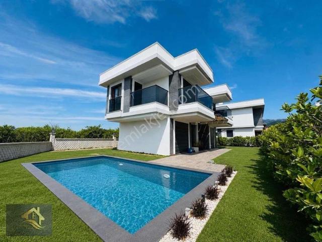 Güzelçamlı'da Denize 950 Mt Müstakil Havuzlu Satılık 3+1 Villa