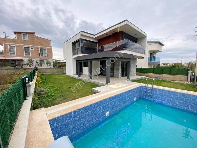Güzelçamlı'da Özel Havuzlu Geniş Bahçeli Büyük Villa