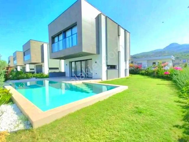 Güzelçamlıda Özel Havuzlu Köşe Konumlu Villa