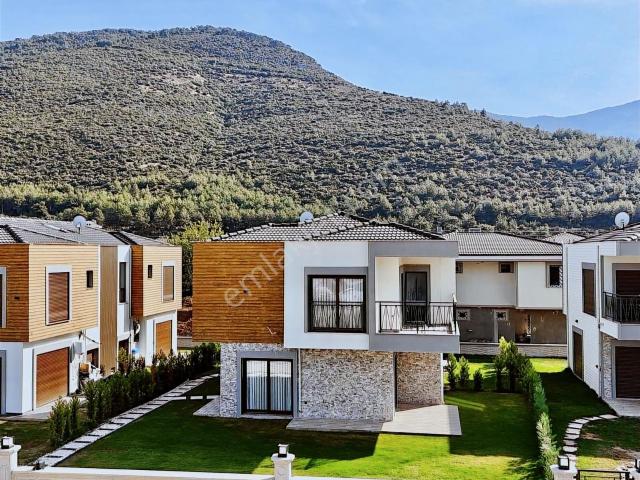 Güzelçamlı'da Tek Müstakil Geniş Bahçeli Satılık 3+1 Villa
