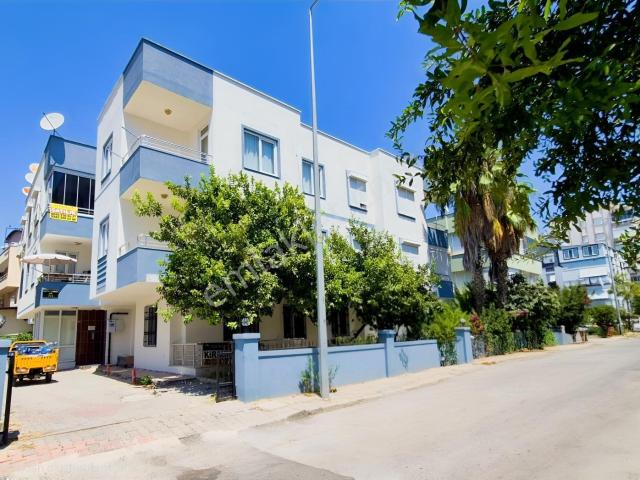 Güzeloba Merkez'de 1+1 Kiralık Daire