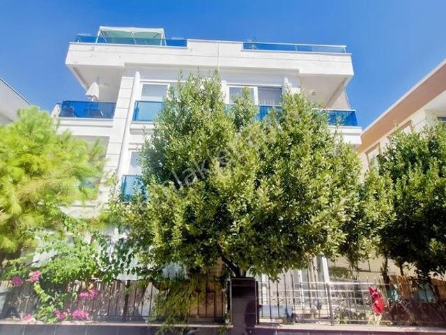 Güzeloba Merkezinde Bahçe Kullanımlı Eşyalı Şık Daire