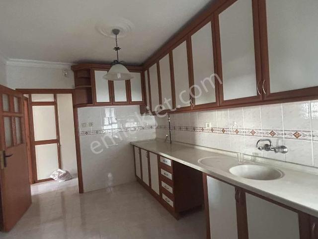 Güzelobada Merkezi Konumda Doğalgazlı Katta Satılık 2+1 Daire