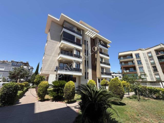 Güzeloba'da Havuzlı Site İçerisinde Full Eşyalı Kiralık 2+1