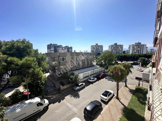 Güzeloba'da İyi Lokasyonda, Doğalgazlı, Site İçi Kiralık Daire