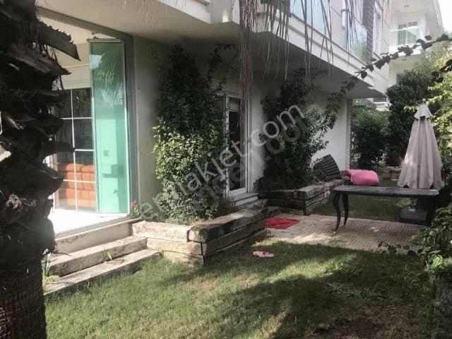 Güzeloba'da Lüks Sitede Bahçe Kullanımlı 2 + 1 Eşyalı Daire