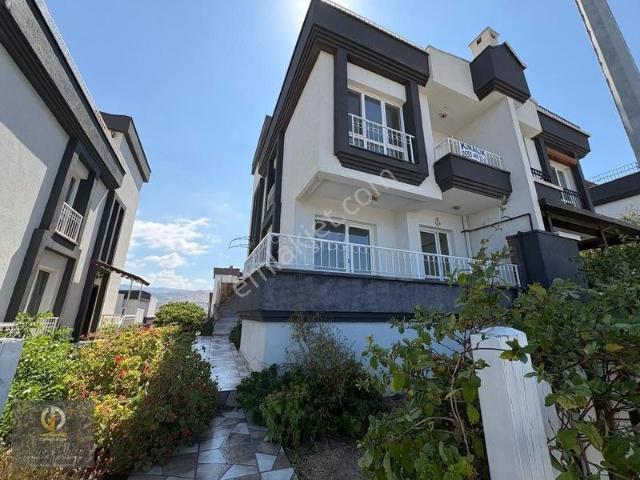 Güzelbahçe Özzümrüt Sitesi Kiralık Deniz Manzaralı Bahçeli Villa